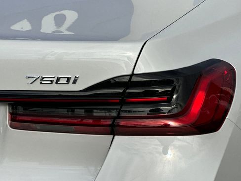 Used 2022 BMW 750i xDrive w/ Luxury Rear Seating Package image 35
