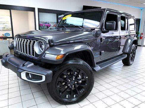Used 2025 Jeep Wrangler Unlimited Sahara AWD/4WD image 2