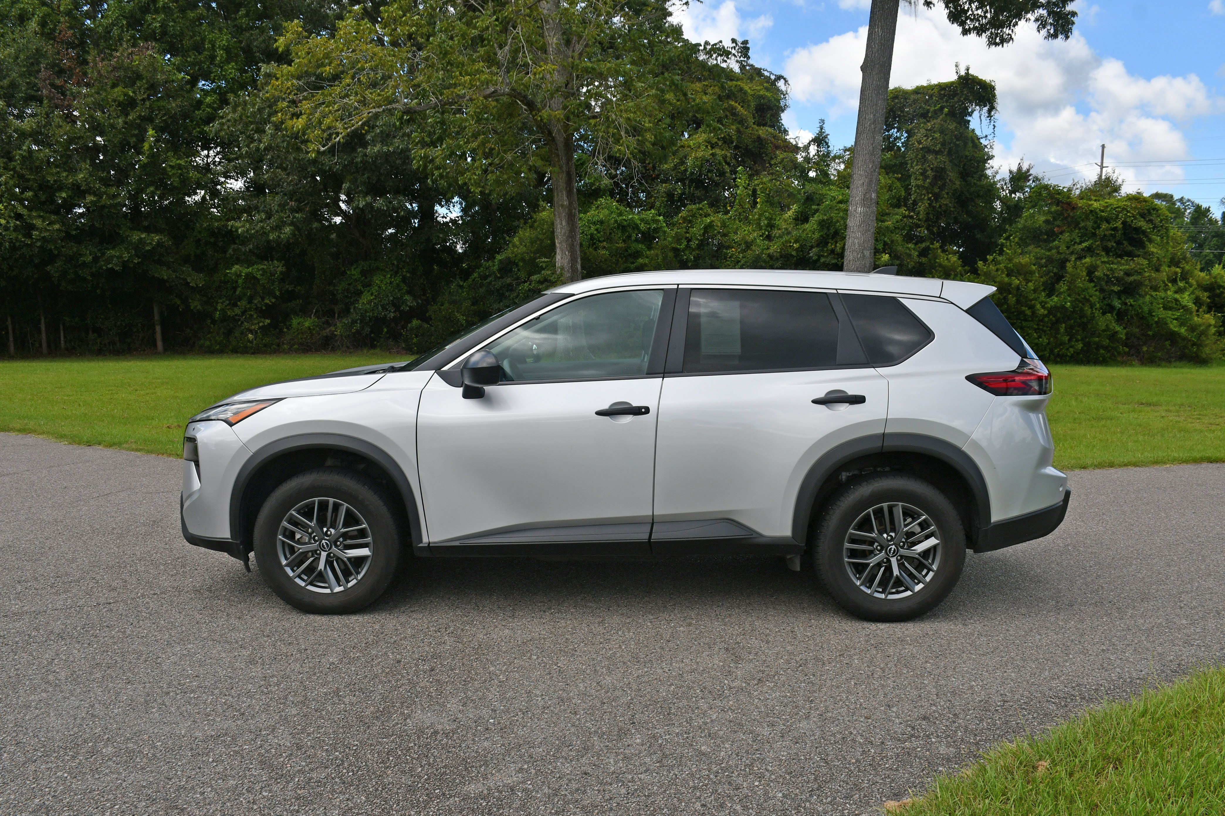 Used 2024 Nissan Rogue S FWD image 2