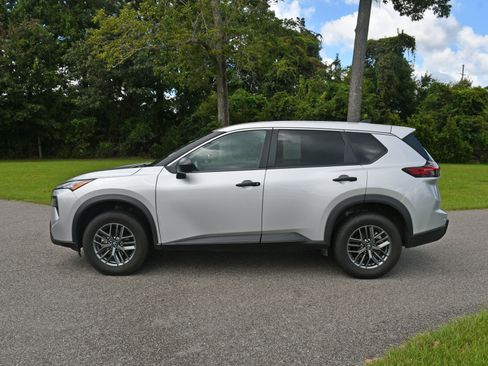 Used 2024 Nissan Rogue S FWD image 2