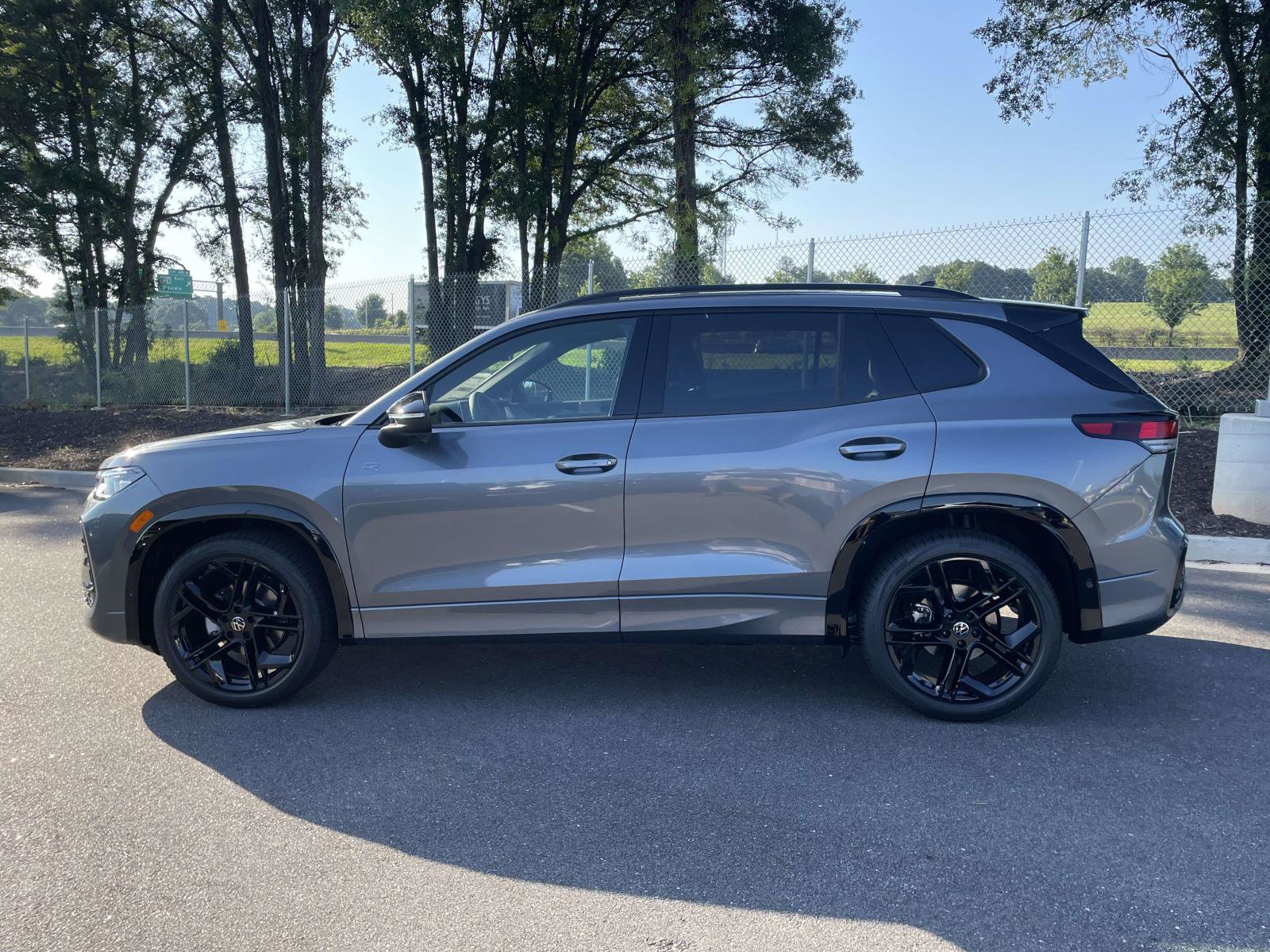 New 2026 Volkswagen Tiguan SE R-Line FWD image 4
