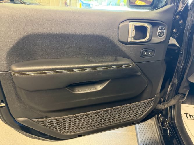 Used 2024 Jeep Wrangler Unlimited Sahara w/ Technology Group AWD/4WD image 10