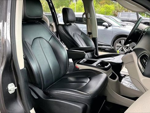Used 2023 Chrysler Pacifica Touring-L FWD image 27