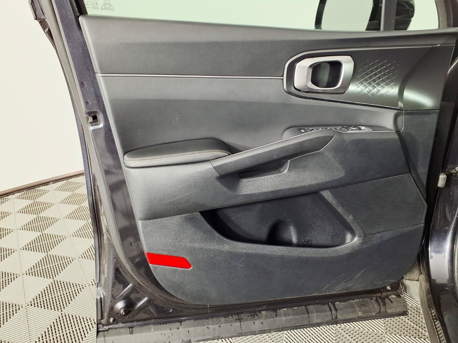 Used 2025 Kia Sorento S w/ Panoramic Sunroof Package FWD image 17