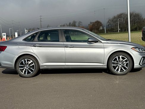 New 2026 Volkswagen Jetta SE image 2