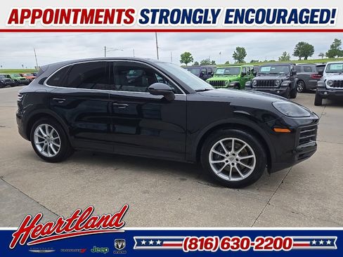Used 2024 Porsche Cayenne w/ Premium Package AWD/4WD image 13