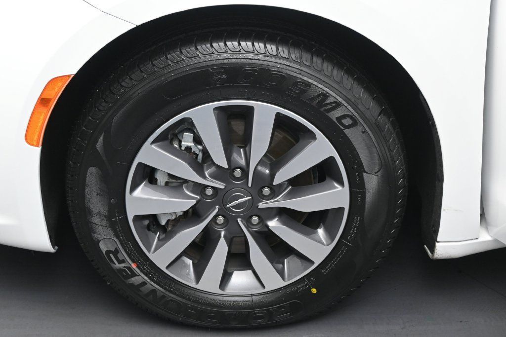 Used 2024 Chrysler Pacifica Limited FWD image 37