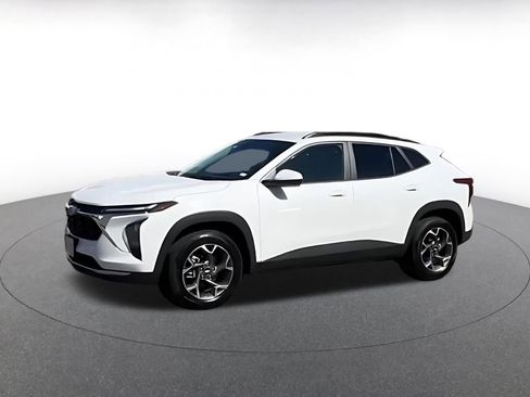 Used 2025 Chevrolet Trax LT w/ LT Convenience Package image 7