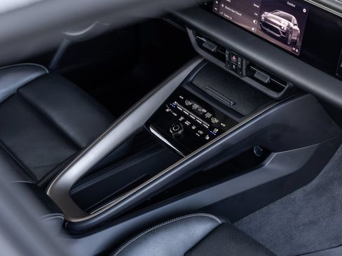 Certified 2024 Porsche Macan Turbo Electric AWD/4WD image 33