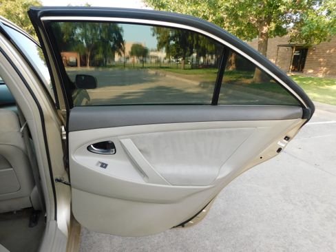 Used 2010 Toyota Camry image 19