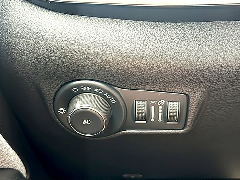 Used 2025 Jeep Compass Latitude w/ Sun & Sound Group AWD/4WD image 36