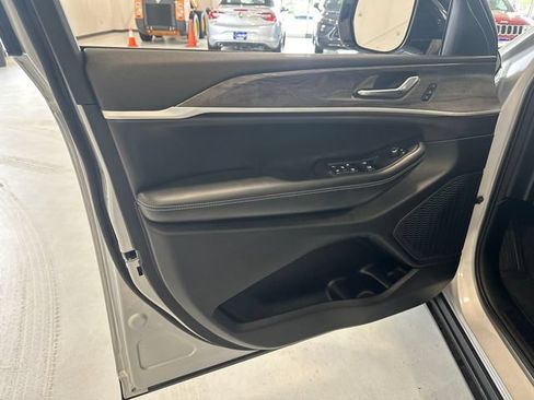 Used 2024 Jeep Grand Cherokee Limited AWD/4WD image 25