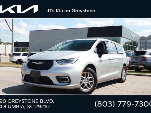 Used 2024 Chrysler Pacifica Touring-L FWD image 1