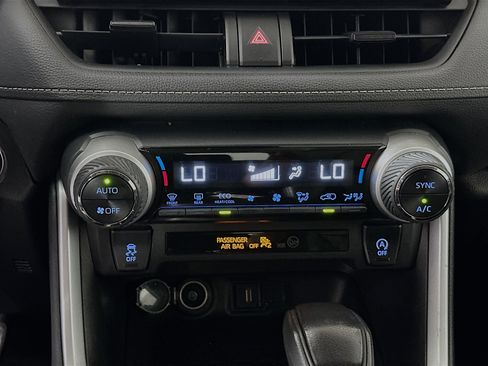 Used 2021 Toyota RAV4 XLE w/ Convenience Package FWD image 23