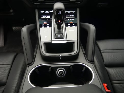 Certified 2023 Porsche Cayenne Platinum Edition AWD/4WD image 34