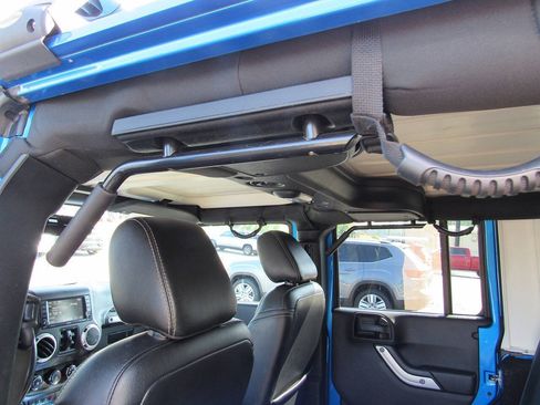Used 2016 Jeep Wrangler Unlimited Sahara w/ Connectivity Group AWD/4WD image 35