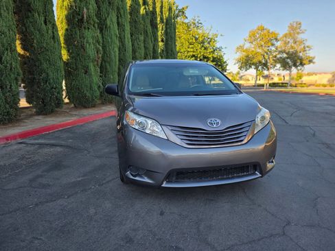 Used 2013 Toyota Sienna L w/ Towing Pkg FWD image 53