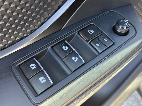 Used 2018 Toyota C-HR XLE FWD image 12
