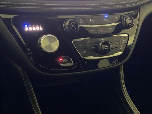 Used 2025 Chrysler Pacifica Limited image 23