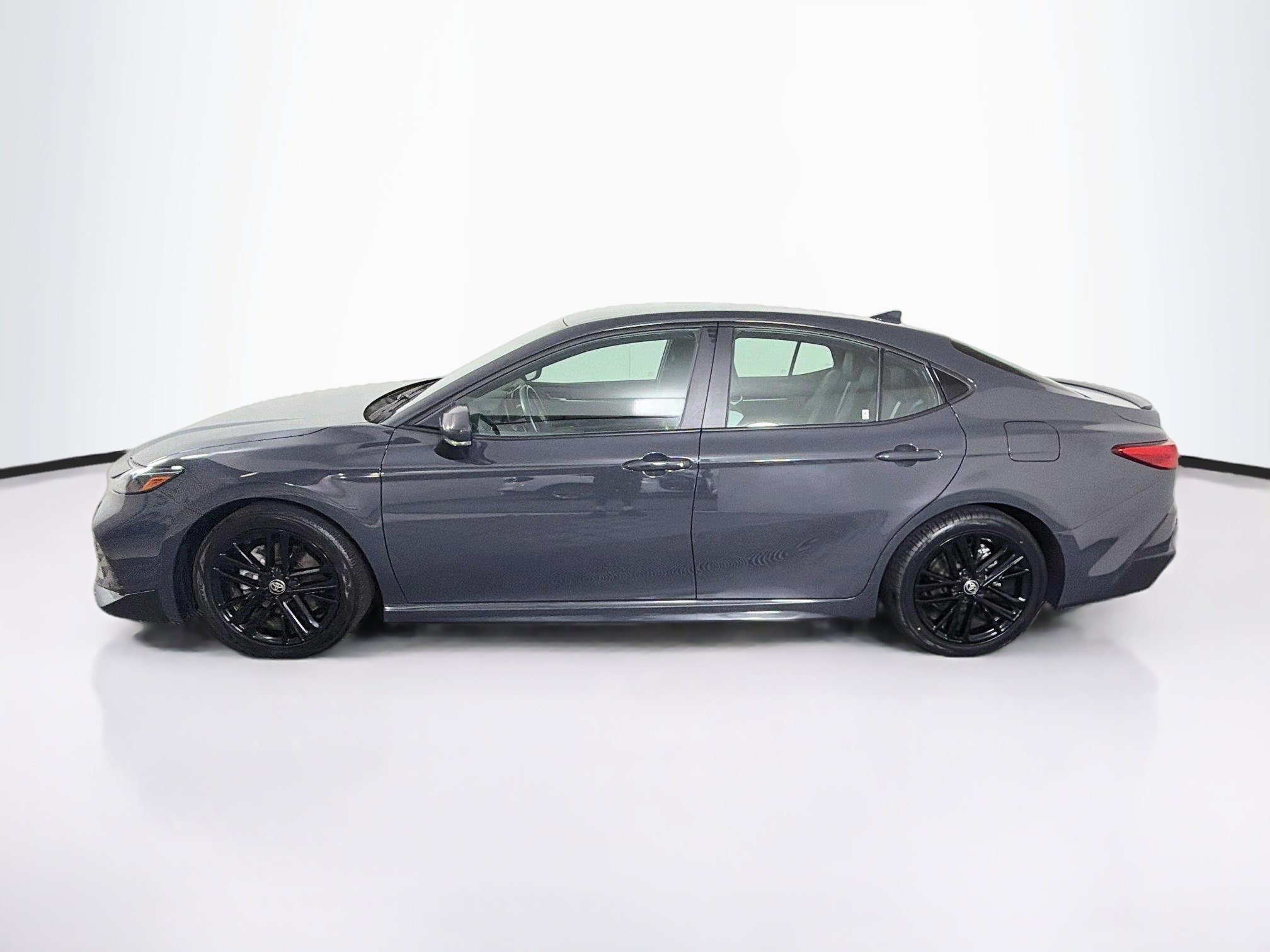 Used 2025 Toyota Camry SE FWD image 4