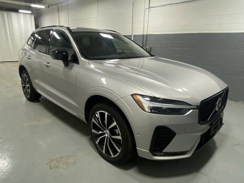 Used 2025 Volvo XC60 B5 Plus image 4