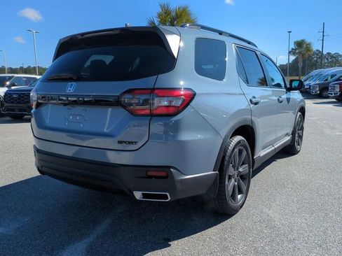 Used 2025 Honda Pilot Sport image 4