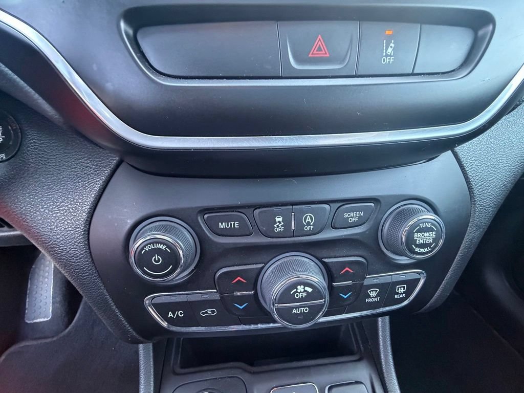 Used 2022 Jeep Cherokee Latitude Lux w/ Sun & Sound Group AWD/4WD image 29