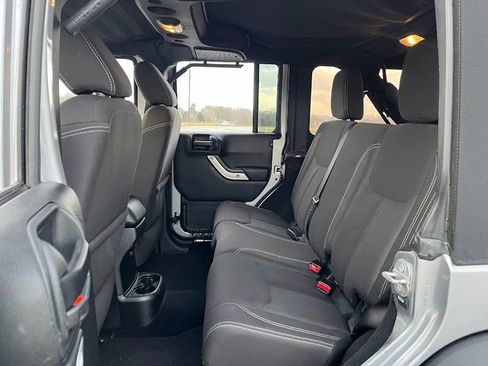 Used 2017 Jeep Wrangler Unlimited Rubicon w/ Connectivity Group image 40