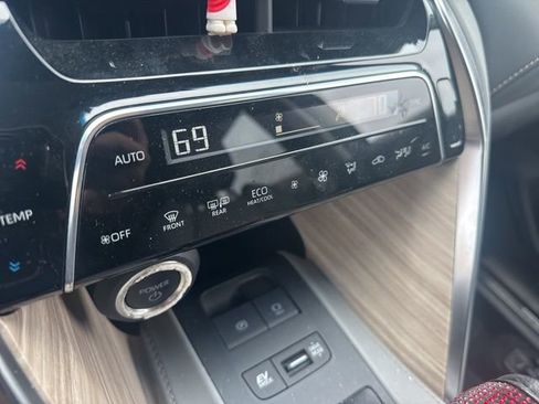 Used 2024 Toyota Venza Limited image 14