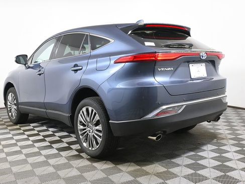 Used 2024 Toyota Venza XLE AWD/4WD image 5