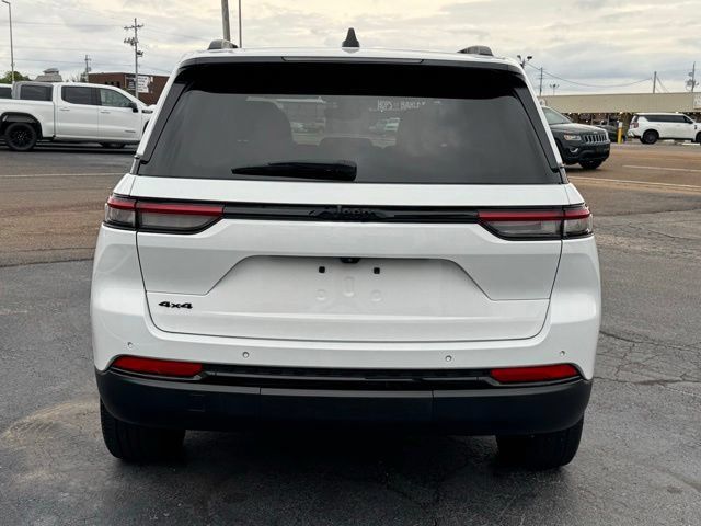 Used 2023 Jeep Grand Cherokee Altitude AWD/4WD image 4