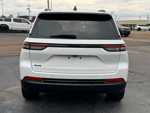 Used 2023 Jeep Grand Cherokee Altitude AWD/4WD image 4