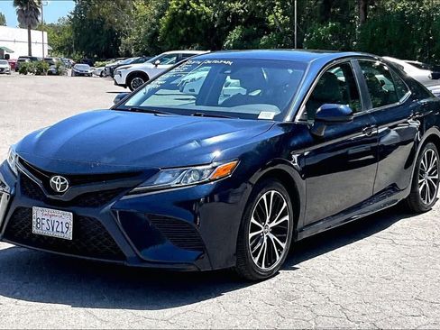 Used 2018 Toyota Camry SE FWD image 3