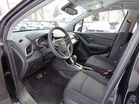 Used 2018 Chevrolet Trax LT image 2