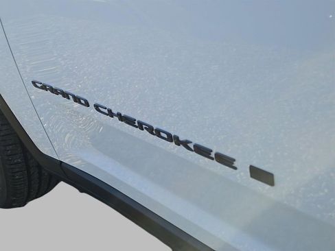 New 2025 Jeep Grand Cherokee L Altitude image 3