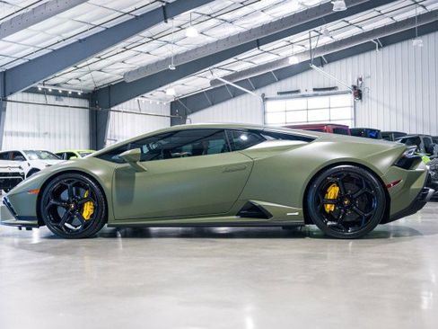 Used 2023 Lamborghini Huracan Tecnica image 3