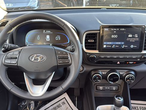 Used 2025 Hyundai Venue SEL image 24