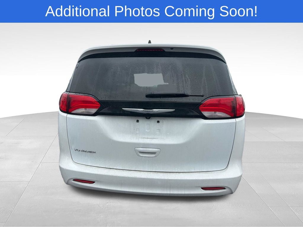 Used 2022 Chrysler Voyager LX FWD image 5