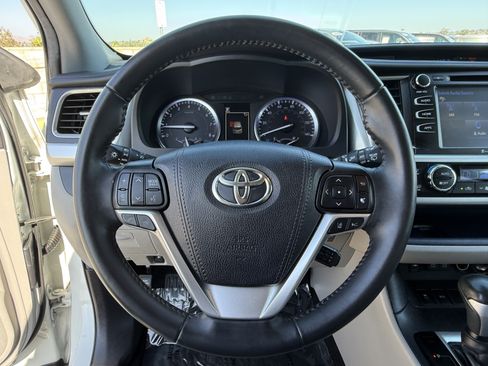Used 2019 Toyota Highlander XLE w/ Carpet Mat Package (TMS) FWD image 22