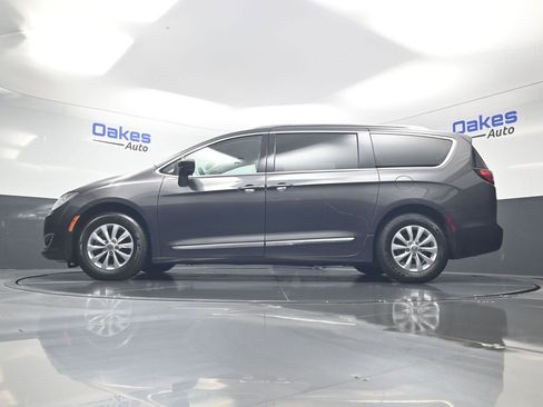 Used 2019 Chrysler Pacifica Touring-L FWD image 41