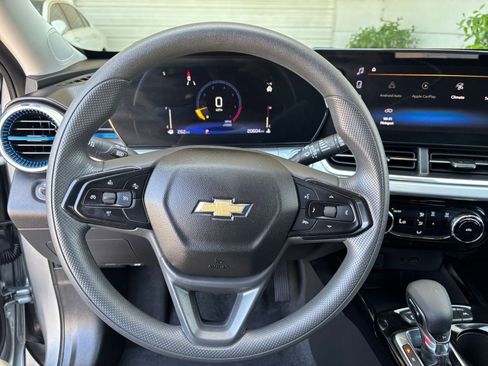 Used 2025 Chevrolet Trax LT image 28