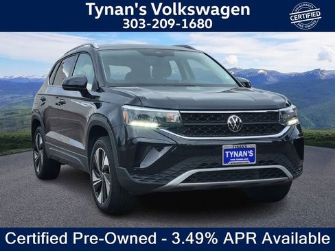 Certified 2024 Volkswagen Taos SE image 1