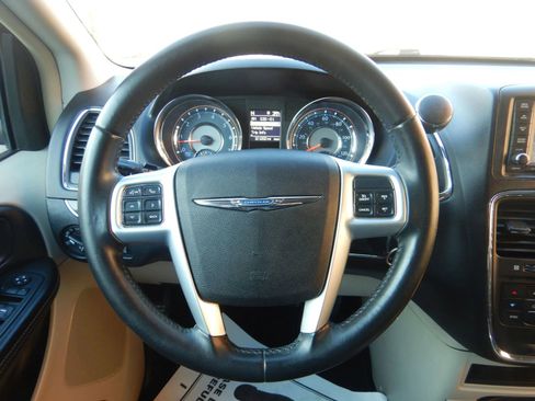 Used 2013 Chrysler Town & Country Touring-L image 13