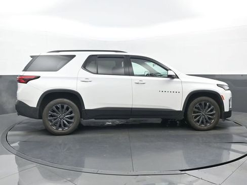 Used 2023 Chevrolet Traverse RS image 2
