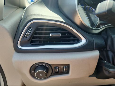 Used 2024 Chrysler Pacifica Touring-L FWD image 19