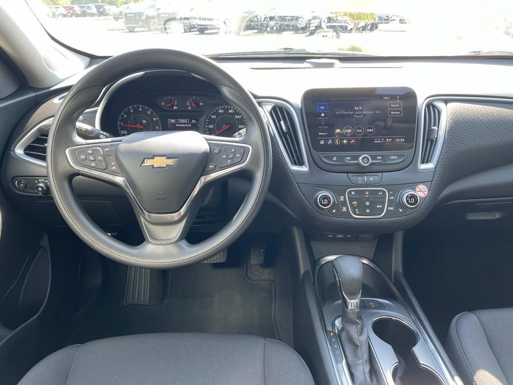 Used 2025 Chevrolet Malibu LT FWD image 14