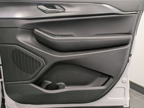 Used 2024 Jeep Grand Cherokee Limited w/ Luxury Tech Group II image 27