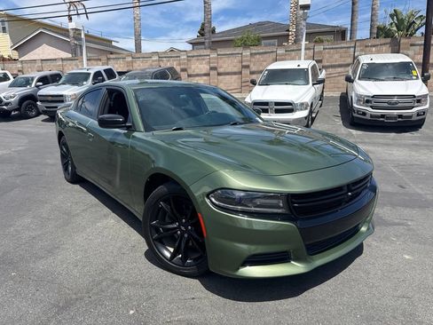 Used 2018 Dodge Charger SXT w/ Blacktop Package RWD image 1