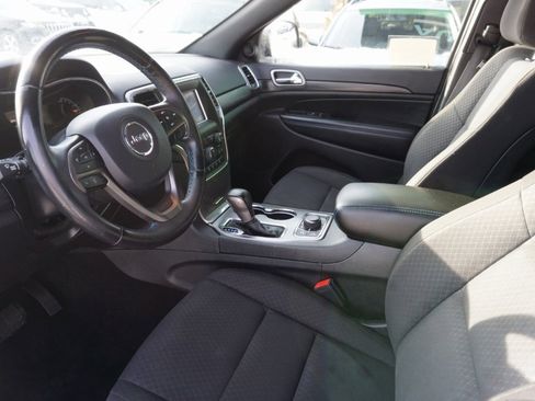 Used 2020 Jeep Grand Cherokee Laredo image 5