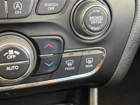 Used 2023 Jeep Cherokee Altitude Lux image 30